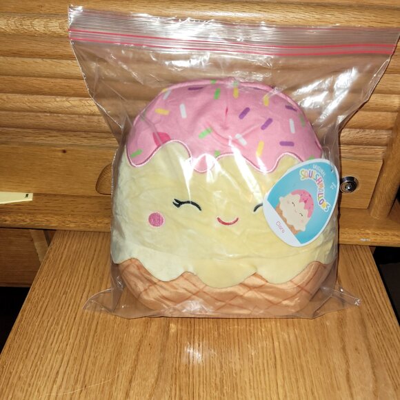 Squishmallows, Clara the Cupcake - Picture 4 of 4
